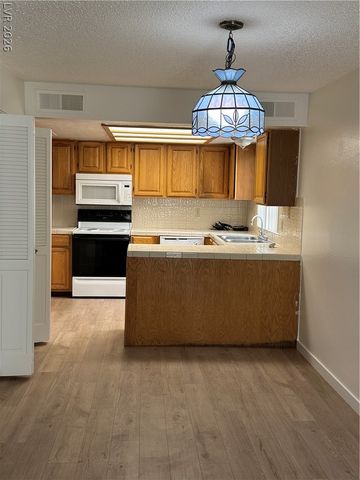 3280 DAYFLOWER Street C, Las Vegas, NV 89121
