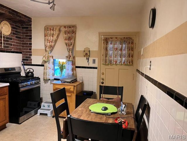 6351 Garesche Avenue, Jennings, MO 63136