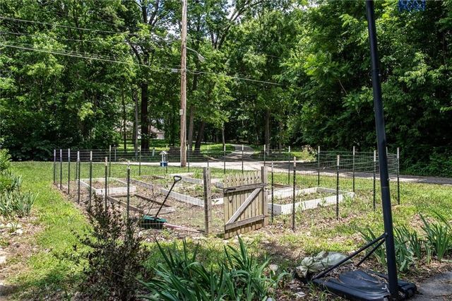 9251 Liggett Road, Kansas City, KS 66109