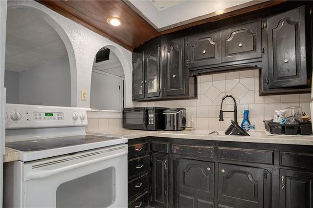 9251 Liggett Road, Kansas City, KS 66109