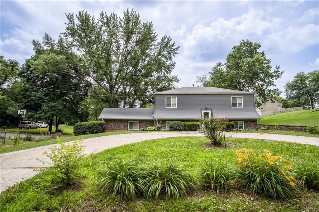 9251 Liggett Road, Kansas City, KS 66109