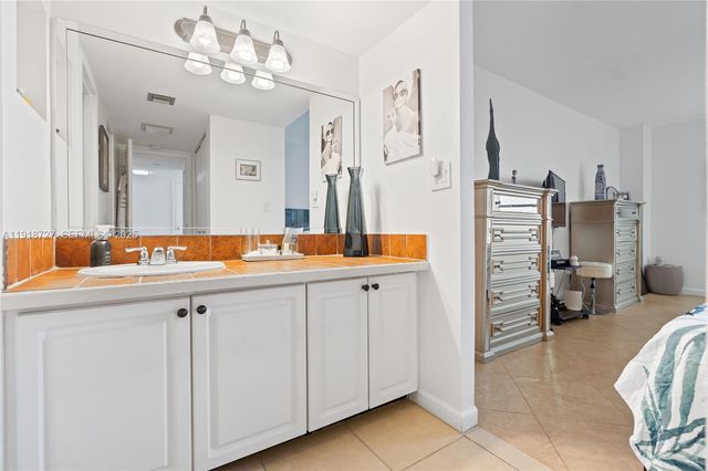 3675 N Country Club Dr 2201, Aventura, FL 33180