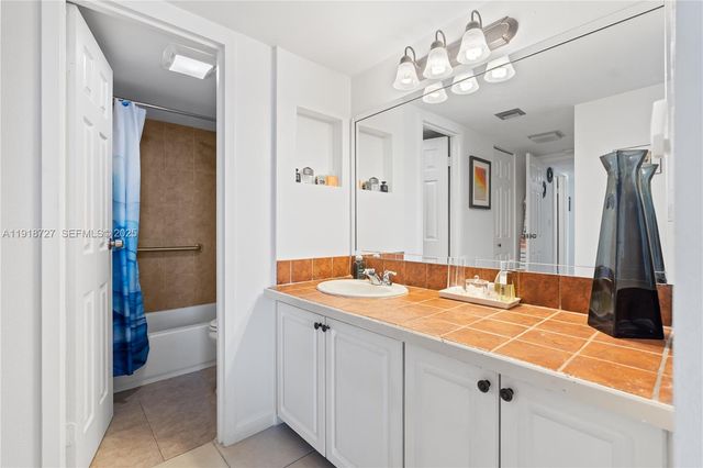 3675 N Country Club Dr 2201, Aventura, FL 33180