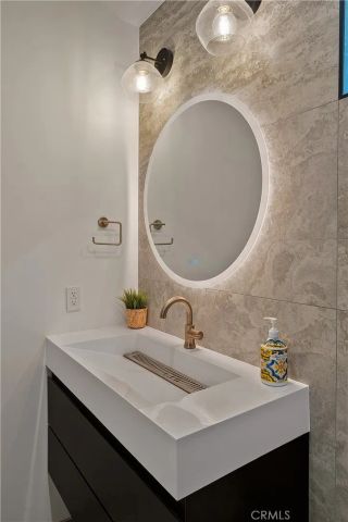 5715 Troost Avenue, North Hollywood, CA 91601