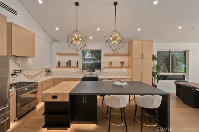 5715 Troost Avenue, North Hollywood, CA 91601