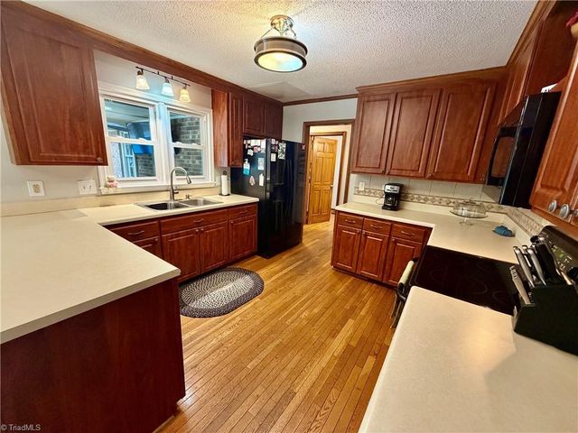 4400 Oak Hollow Drive, High Point, NC 27265