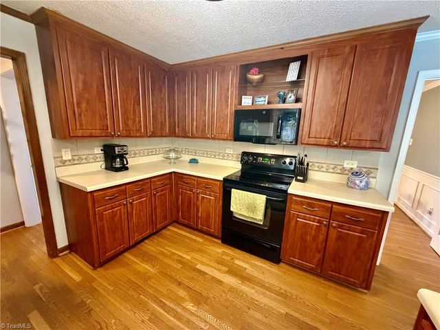 4400 Oak Hollow Drive, High Point, NC 27265