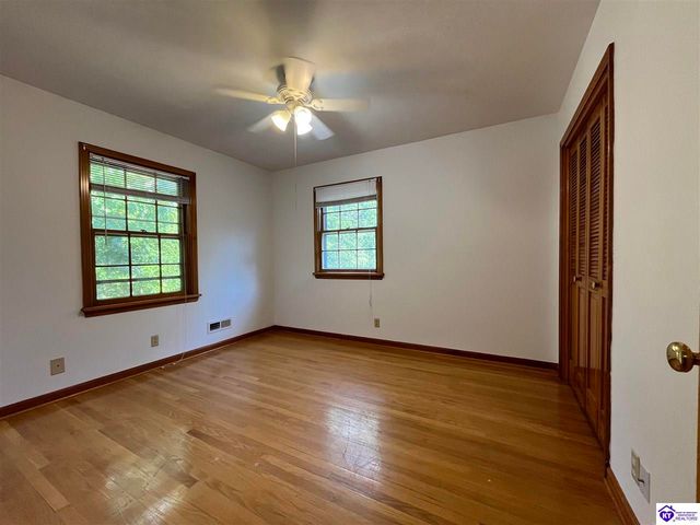 9203 Lakeridge Drive, Louisville, KY 40272