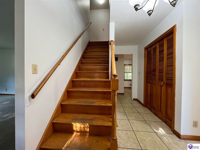 9203 Lakeridge Drive, Louisville, KY 40272