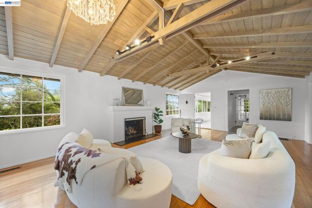 2976 Joaquin Miller Rd, Oakland, CA 94602