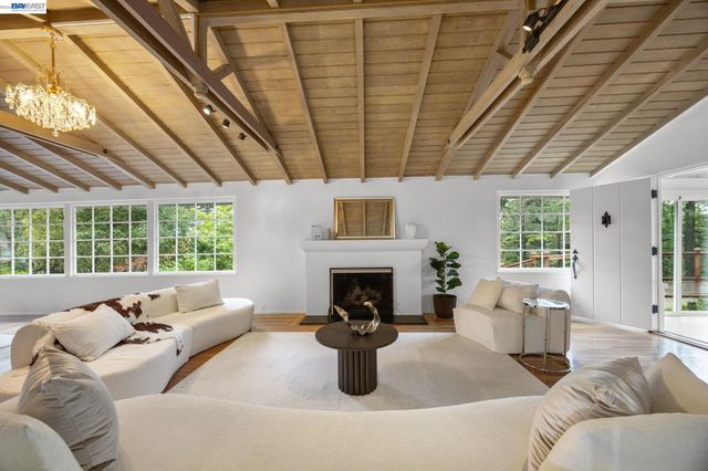 2976 Joaquin Miller Rd, Oakland, CA 94602