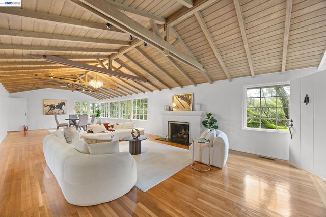 2976 Joaquin Miller Rd, Oakland, CA 94602