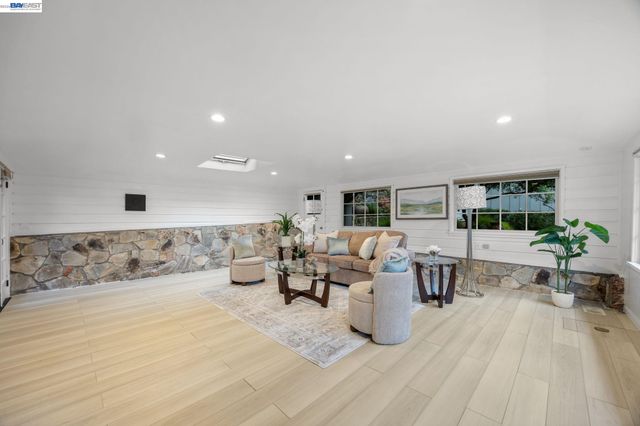 2976 Joaquin Miller Rd, Oakland, CA 94602