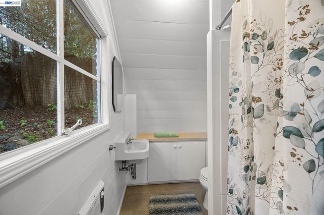 2976 Joaquin Miller Rd, Oakland, CA 94602