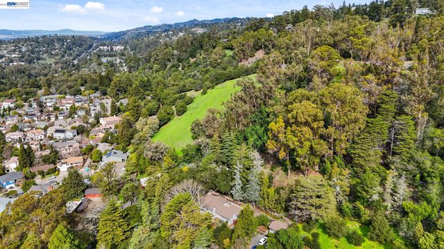 2976 Joaquin Miller Rd, Oakland, CA 94602
