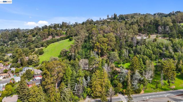2976 Joaquin Miller Rd, Oakland, CA 94602