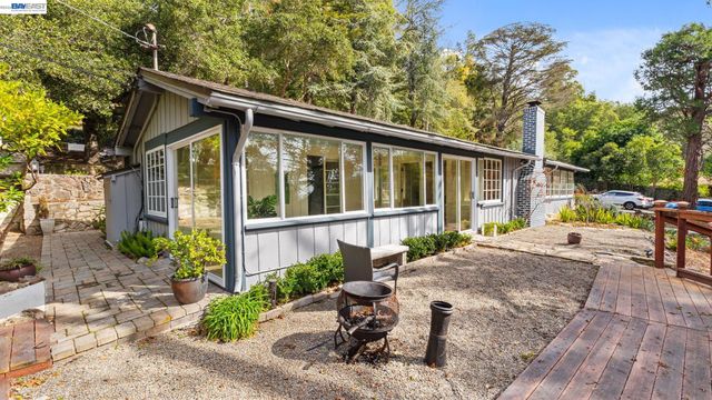 2976 Joaquin Miller Rd, Oakland, CA 94602