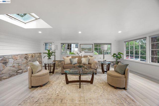 2976 Joaquin Miller Rd, Oakland, CA 94602