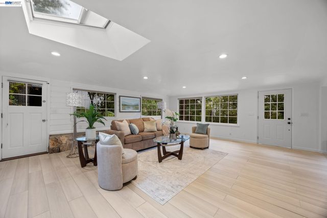 2976 Joaquin Miller Rd, Oakland, CA 94602