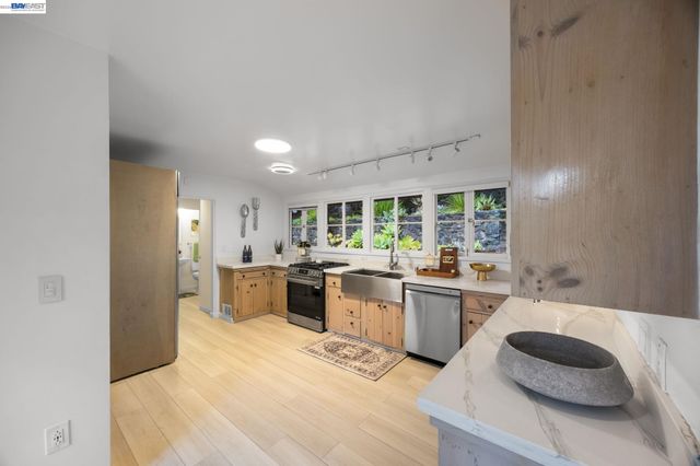 2976 Joaquin Miller Rd, Oakland, CA 94602