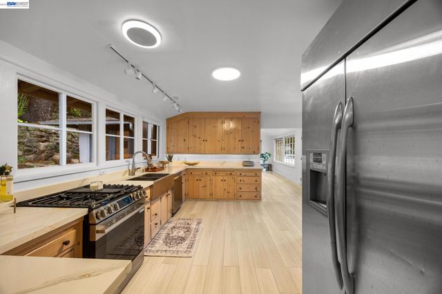 2976 Joaquin Miller Rd, Oakland, CA 94602