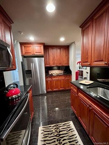 400 Adams Way 37, Sayville, NY 11782