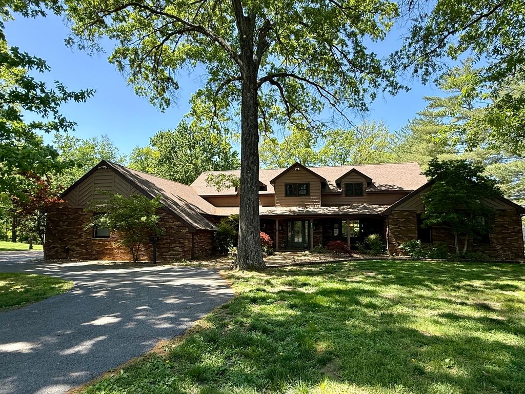 Image 1 of property listing at 833 N 27th Street, Mt Vernon, IL 62864