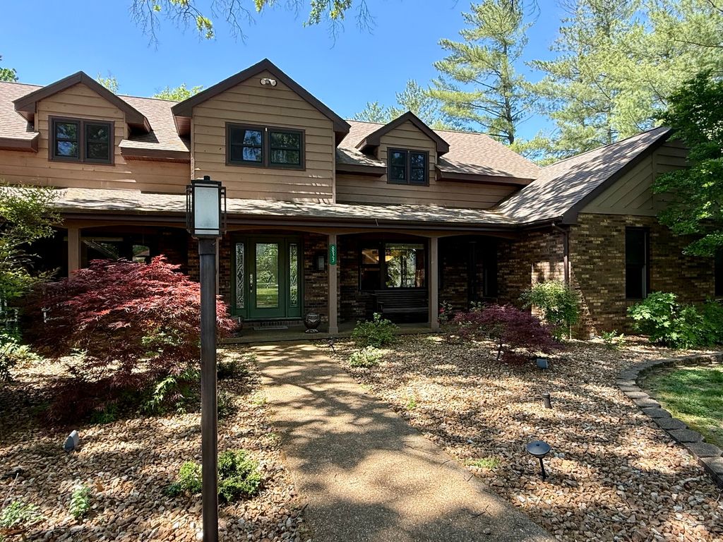 Image 2 of property listing at 833 N 27th Street, Mt Vernon, IL 62864