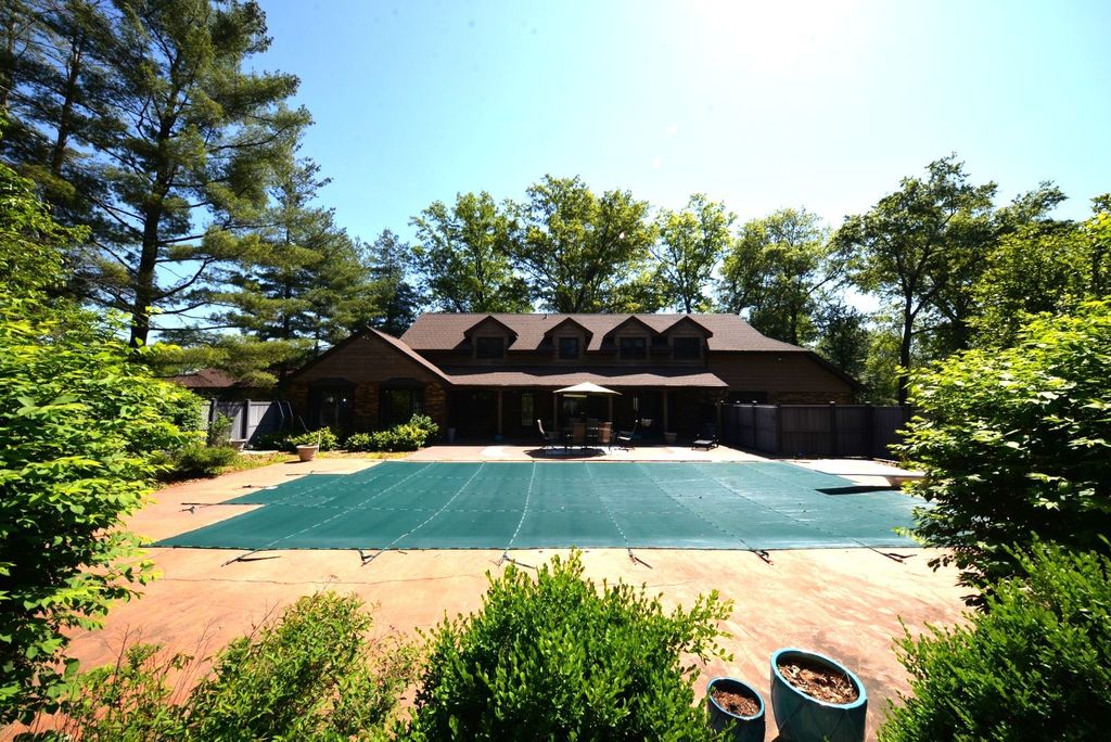 Image 11 of property listing at 833 N 27th Street, Mt Vernon, IL 62864