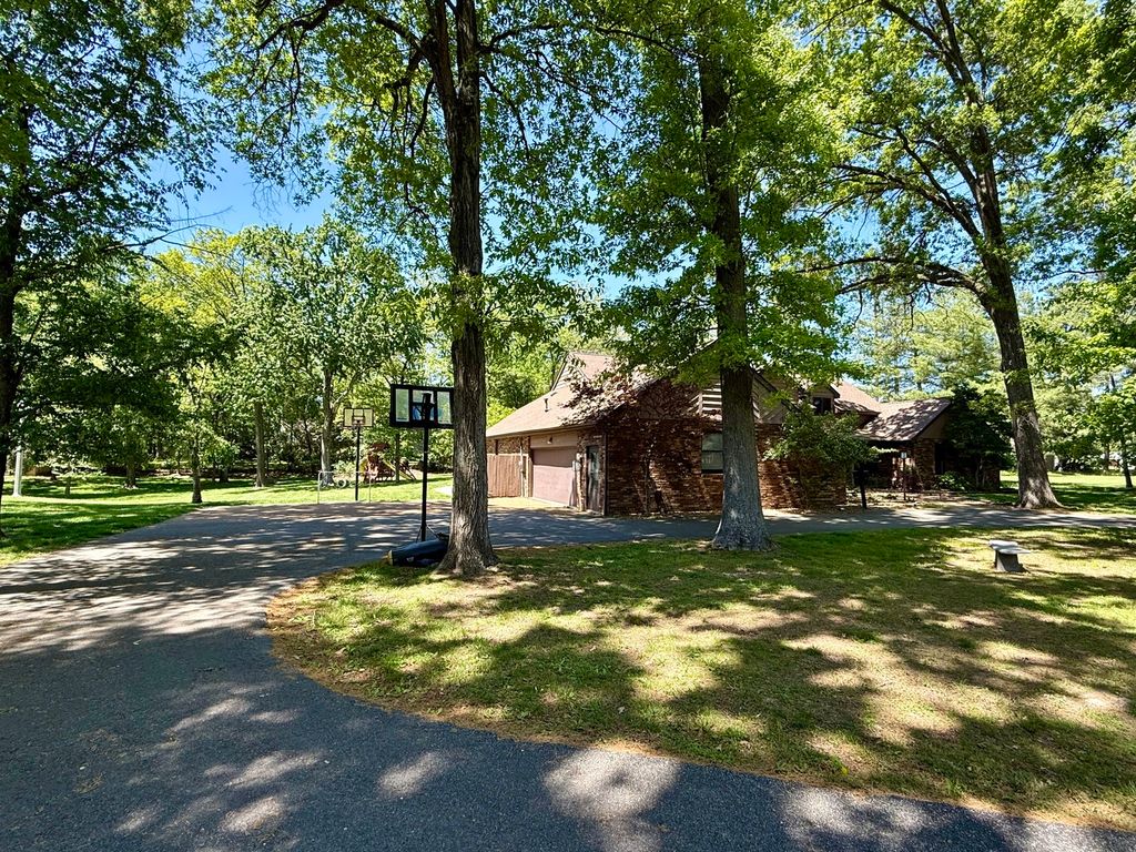 Image 3 of property listing at 833 N 27th Street, Mt Vernon, IL 62864