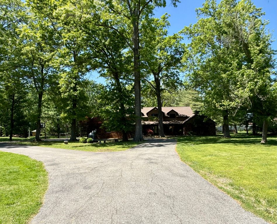 Image 4 of property listing at 833 N 27th Street, Mt Vernon, IL 62864