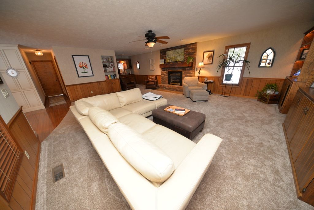 Image 32 of property listing at 833 N 27th Street, Mt Vernon, IL 62864