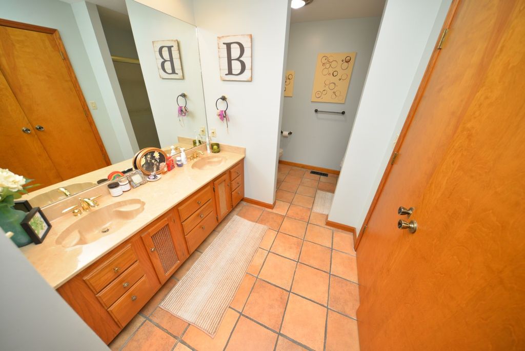 Image 39 of property listing at 833 N 27th Street, Mt Vernon, IL 62864