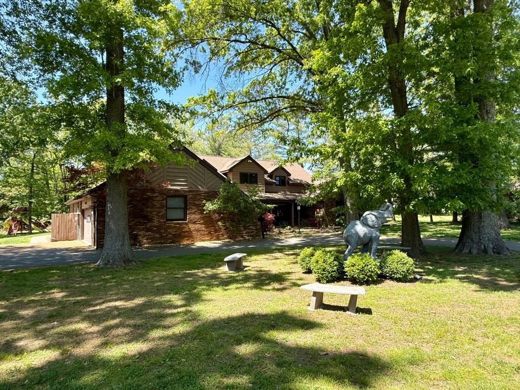 Image 5 of property listing at 833 N 27th Street, Mt Vernon, IL 62864