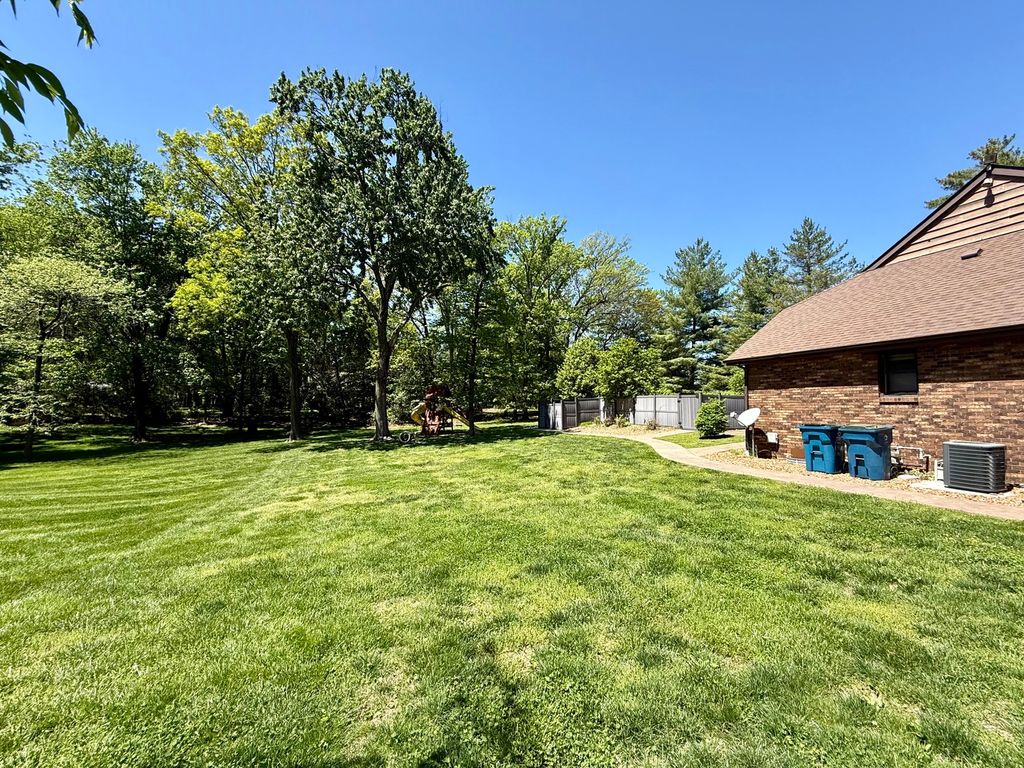 Image 6 of property listing at 833 N 27th Street, Mt Vernon, IL 62864