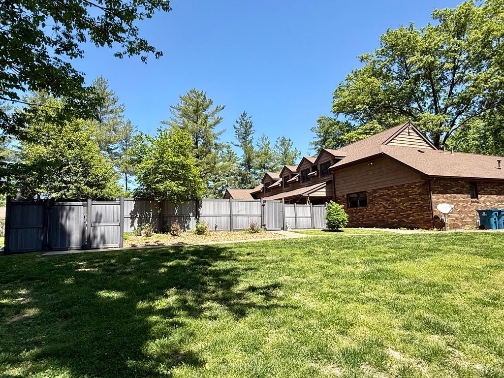 Image 7 of property listing at 833 N 27th Street, Mt Vernon, IL 62864