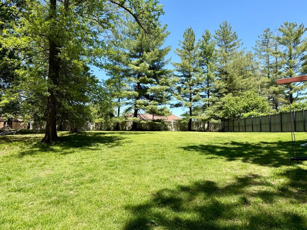 Image 8 of property listing at 833 N 27th Street, Mt Vernon, IL 62864