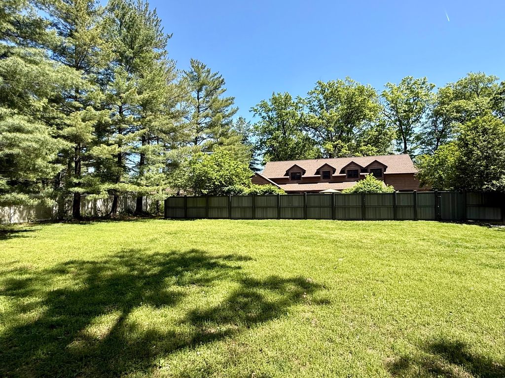 Image 9 of property listing at 833 N 27th Street, Mt Vernon, IL 62864