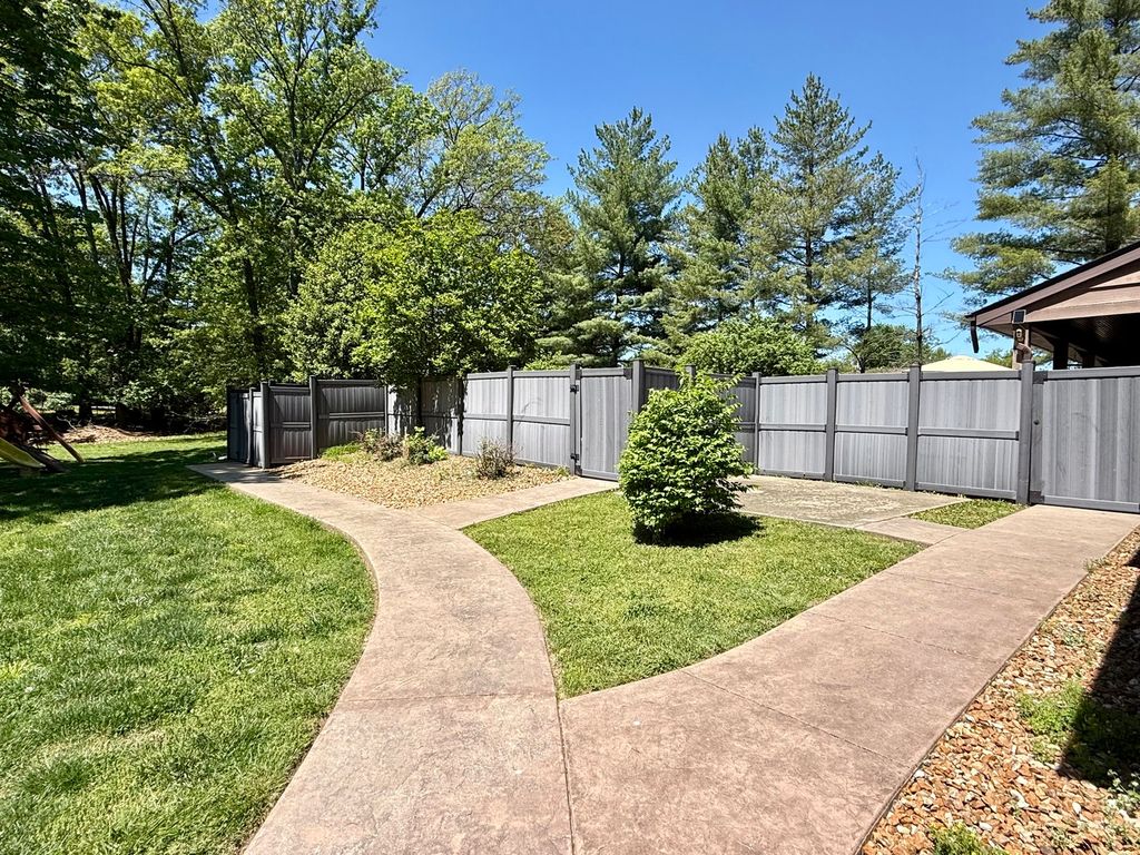 Image 10 of property listing at 833 N 27th Street, Mt Vernon, IL 62864