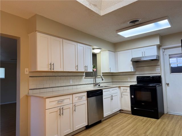 1008 Diomede Dr, Portland, TX 78374