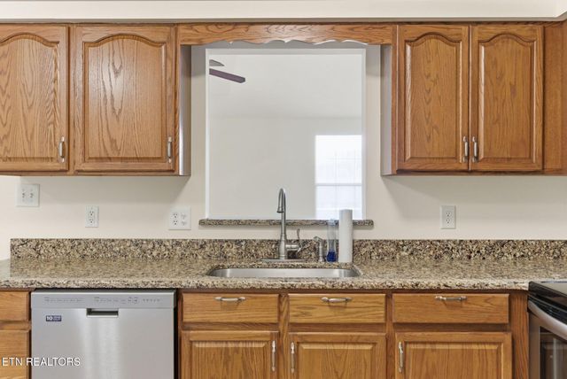 355 Hawthorne Oaks Way, Powell, TN 37849