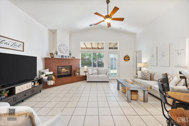10106 Boone Valley Drive, Bakersfield, CA 93312