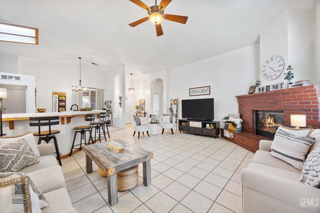 10106 Boone Valley Drive, Bakersfield, CA 93312