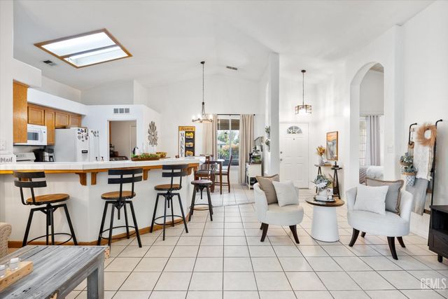 10106 Boone Valley Drive, Bakersfield, CA 93312