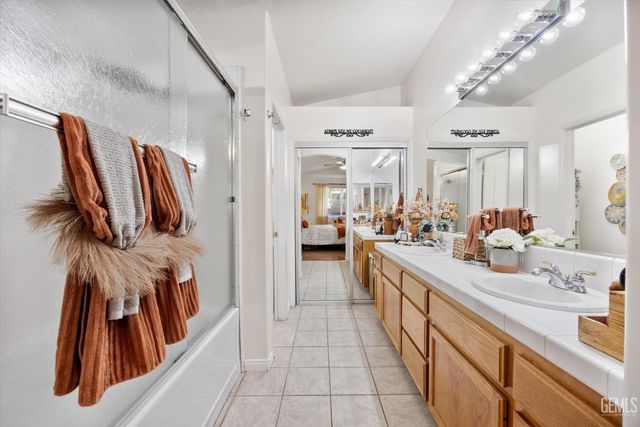 10106 Boone Valley Drive, Bakersfield, CA 93312