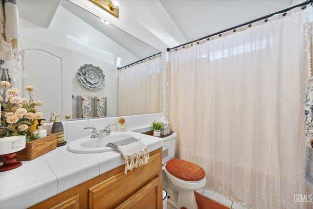 10106 Boone Valley Drive, Bakersfield, CA 93312