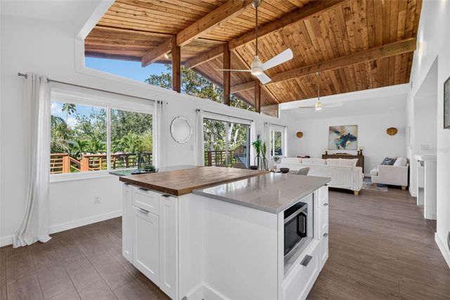 1300 PLEASANT WAY S, St Petersburg, FL 33705