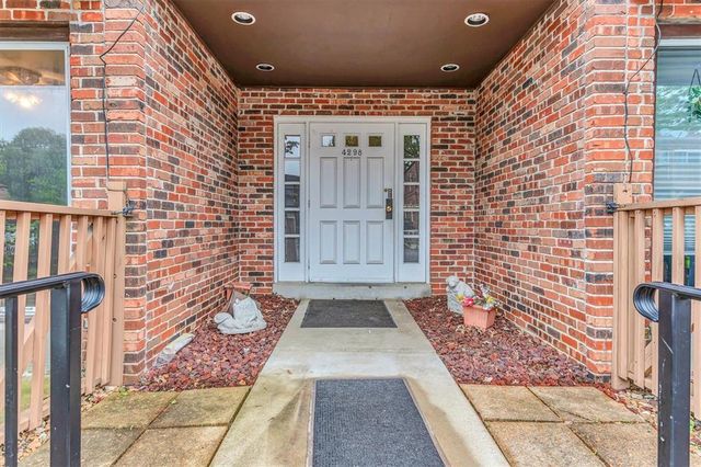 4298 Chateau De Ville Drive A, St Louis, MO 63129