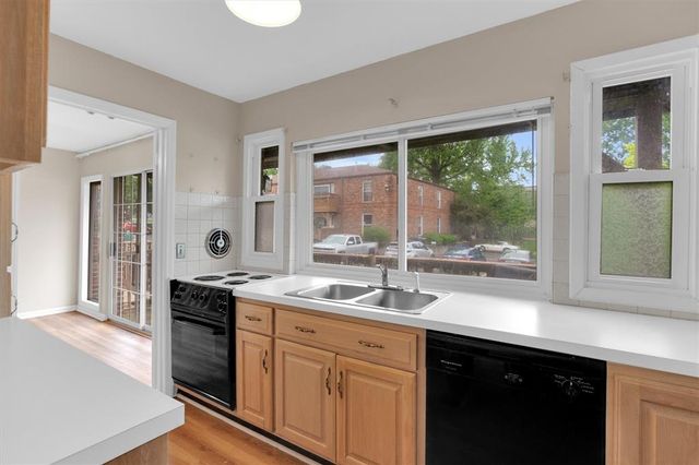 4298 Chateau De Ville Drive A, St Louis, MO 63129
