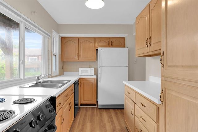 4298 Chateau De Ville Drive A, St Louis, MO 63129